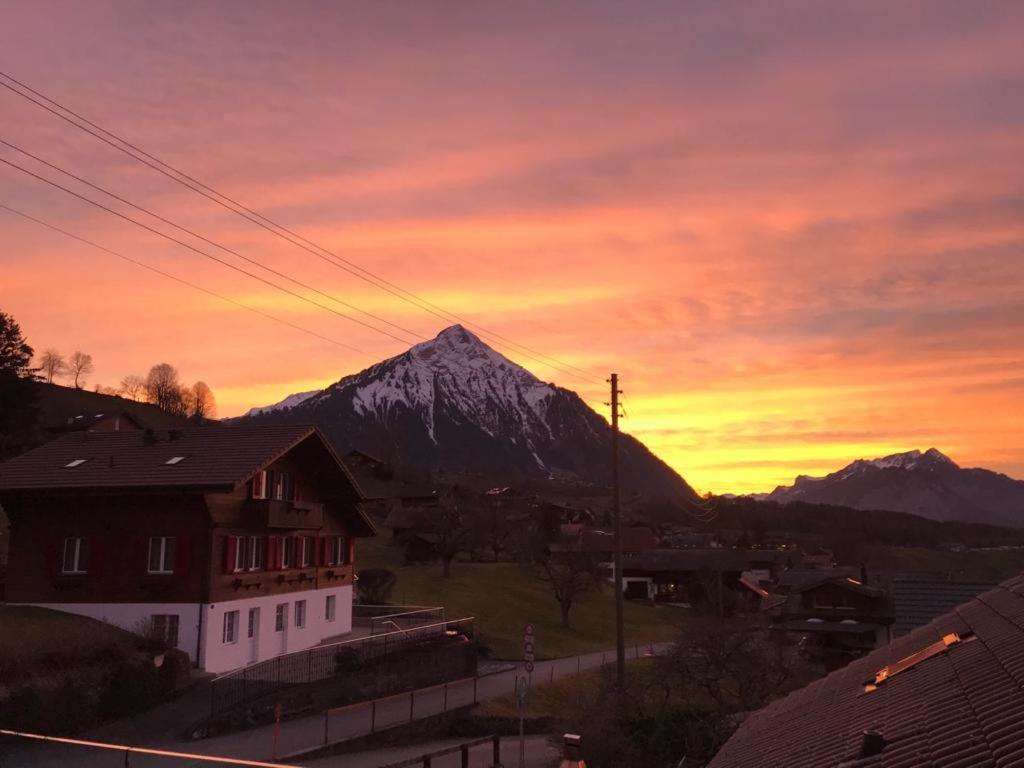 Moderne Unterkunft mit Panoramablick auf Thunersee Krattigen Exterior foto